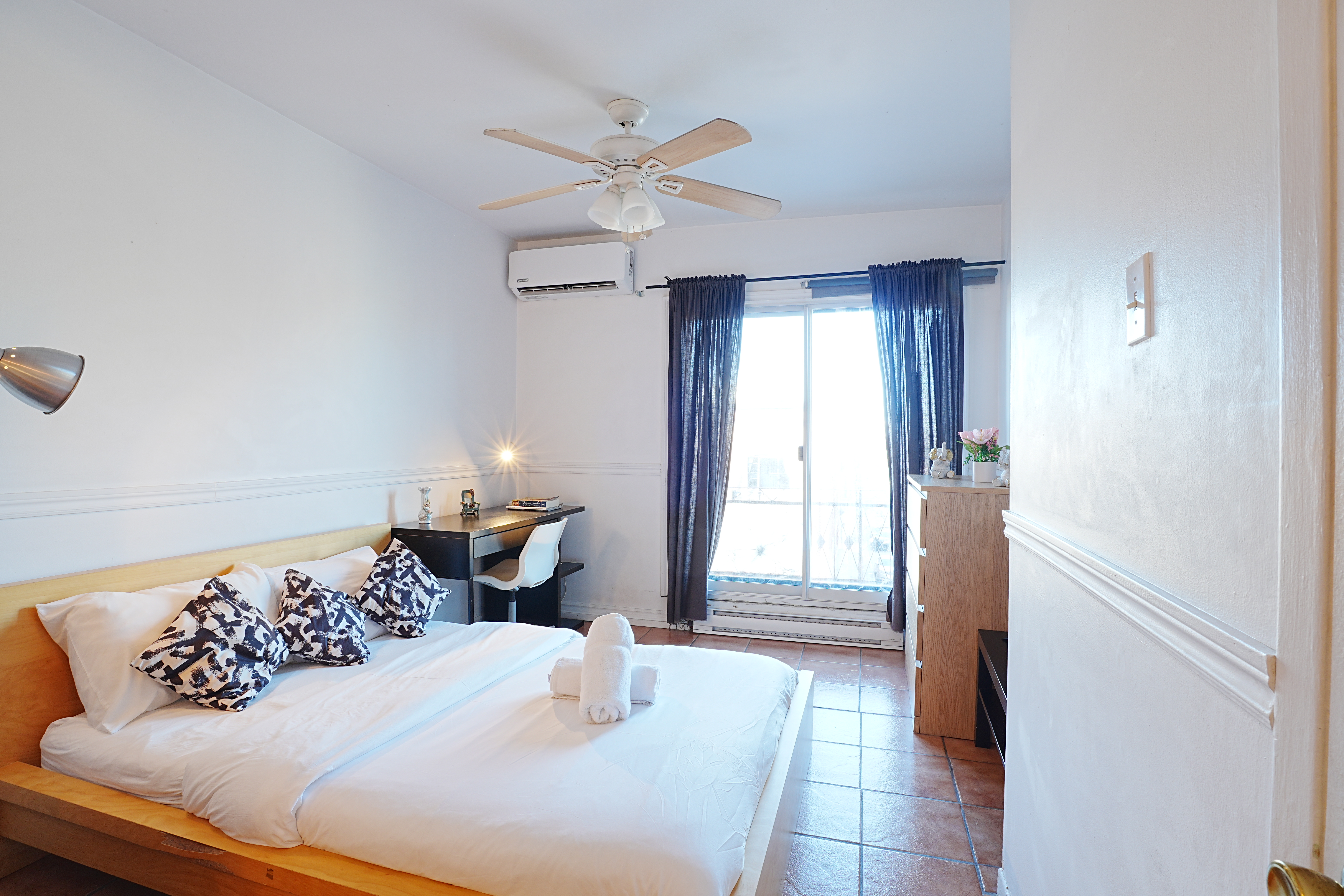 Cozy stays near city center Metro St-Denis 400