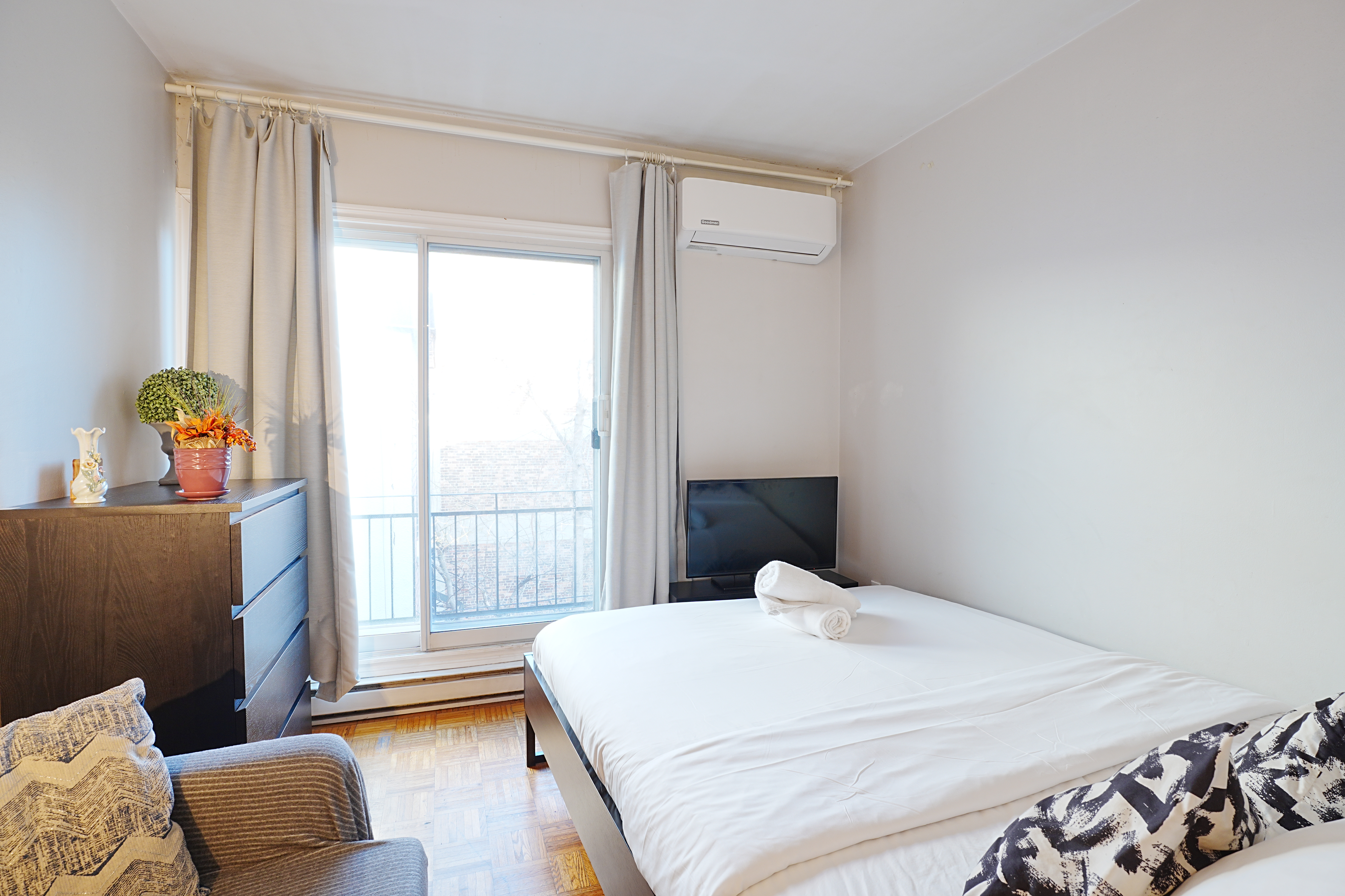 Cozy stays St-Denis 408 Apt at heart of Montreal - 2