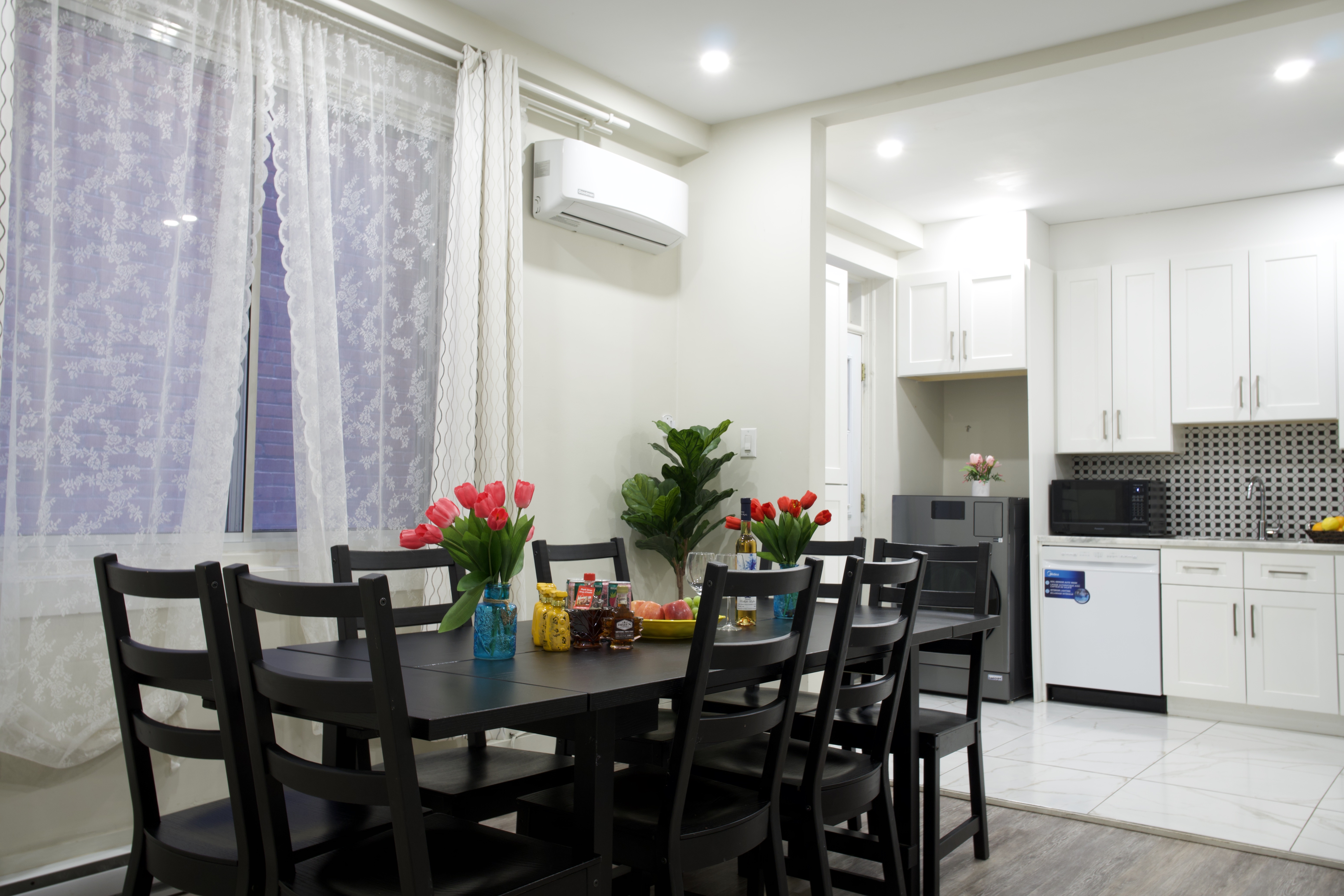 Decarie 201 Family rental + Garage parking - 2