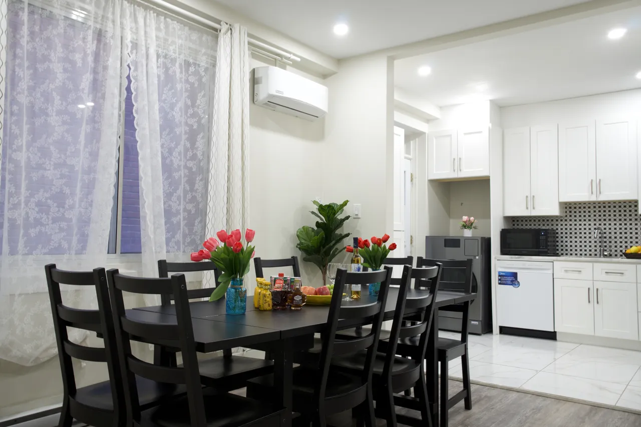 Decarie 201 Family rental + Garage parking - 2