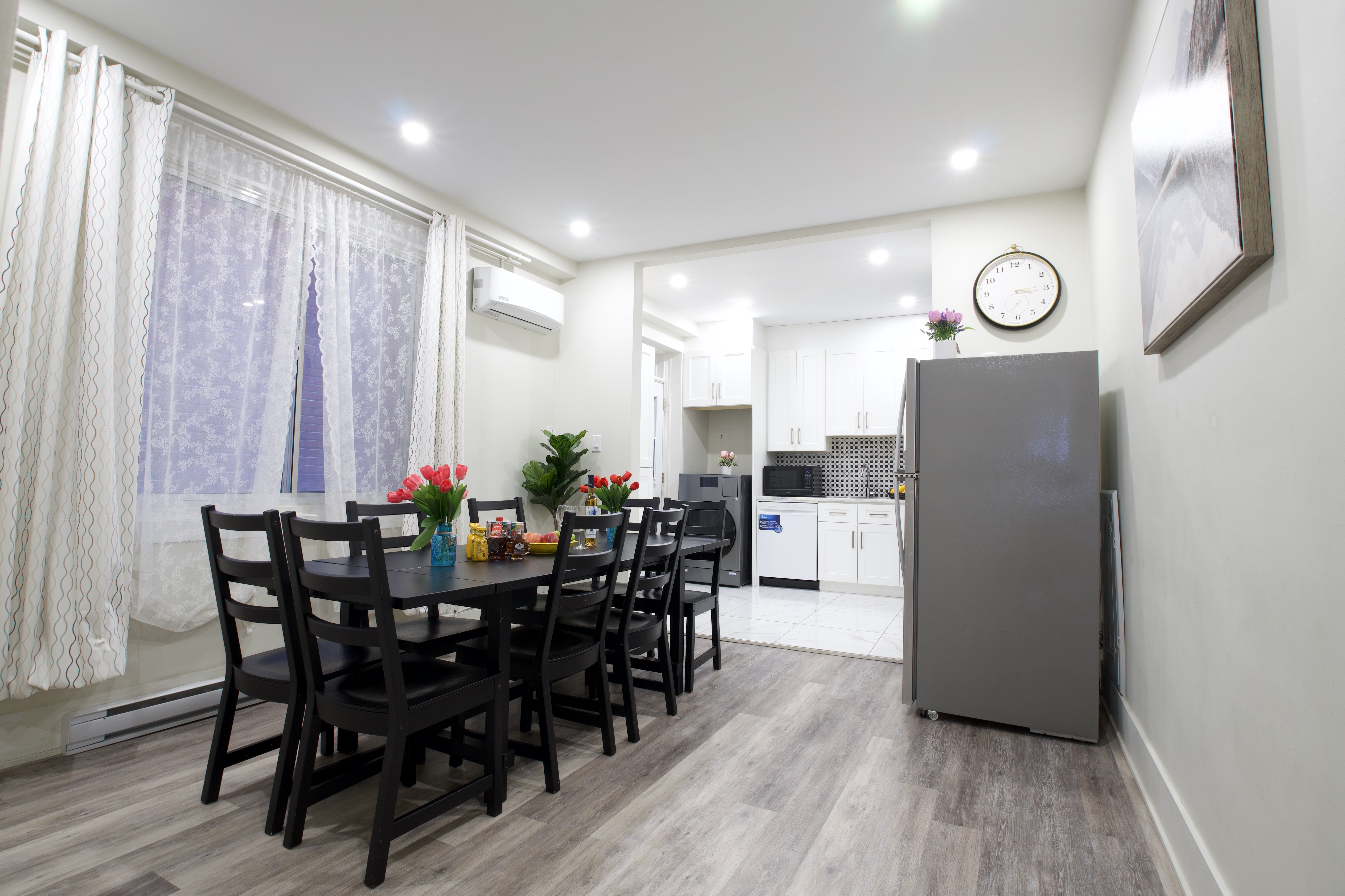 Decarie 201 Family rental + Garage parking