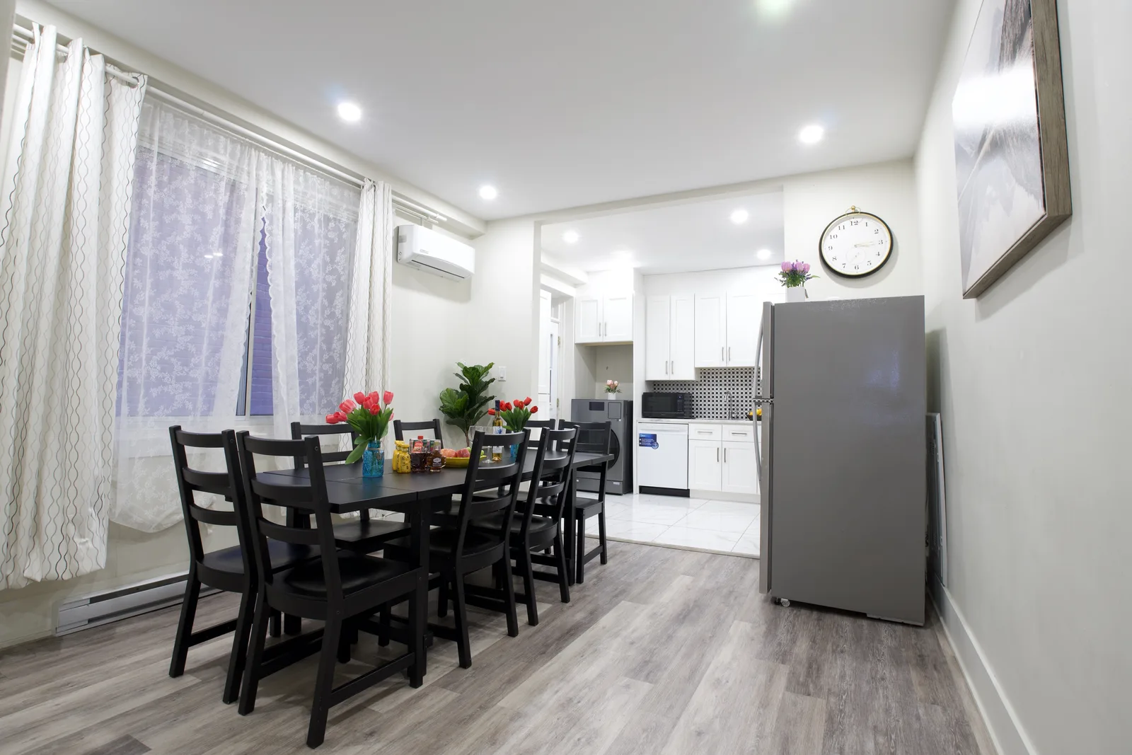 Decarie 201 Family rental + Garage parking