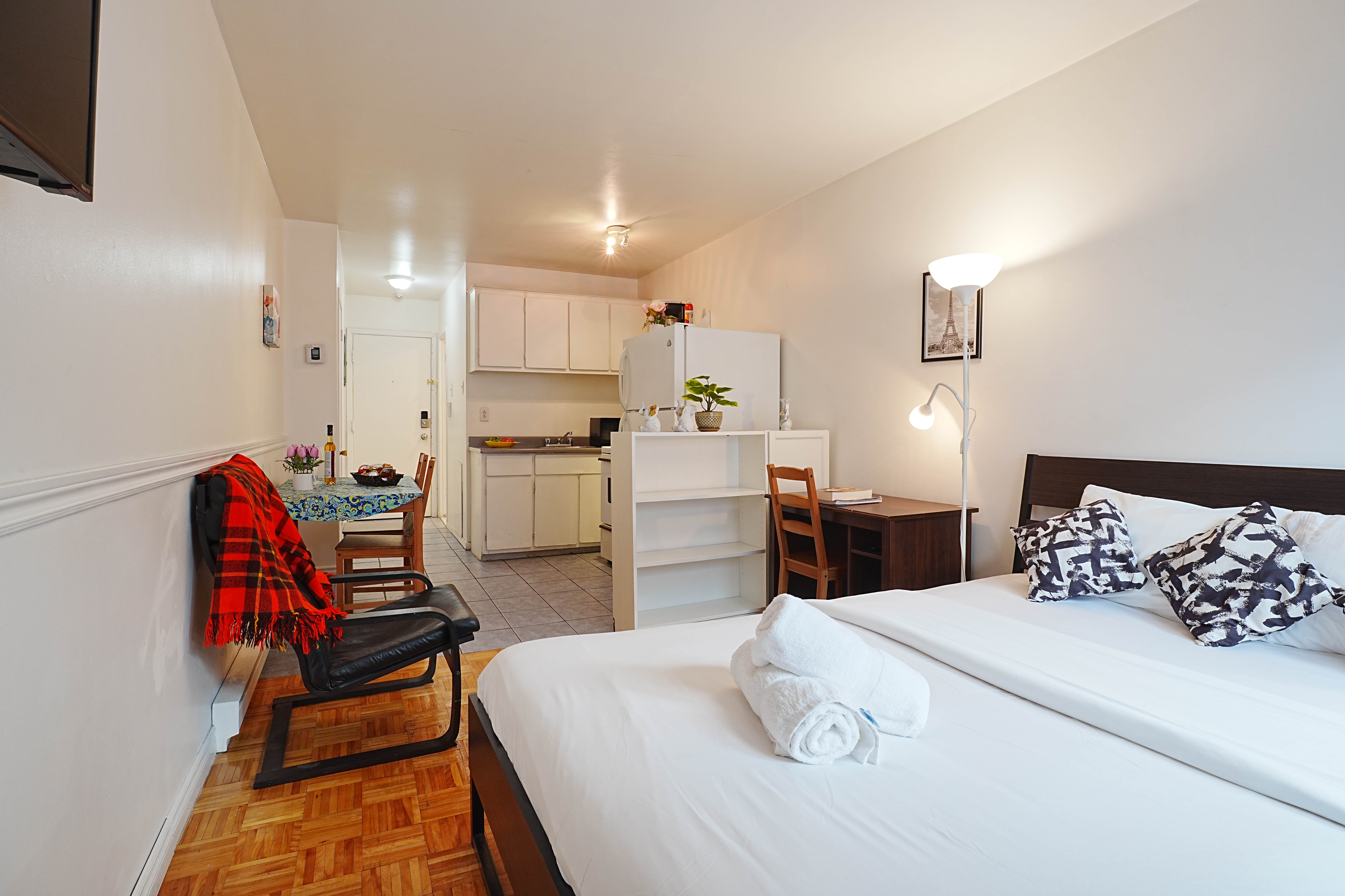 Warm near city center and Metro St-Denis 310 - 2