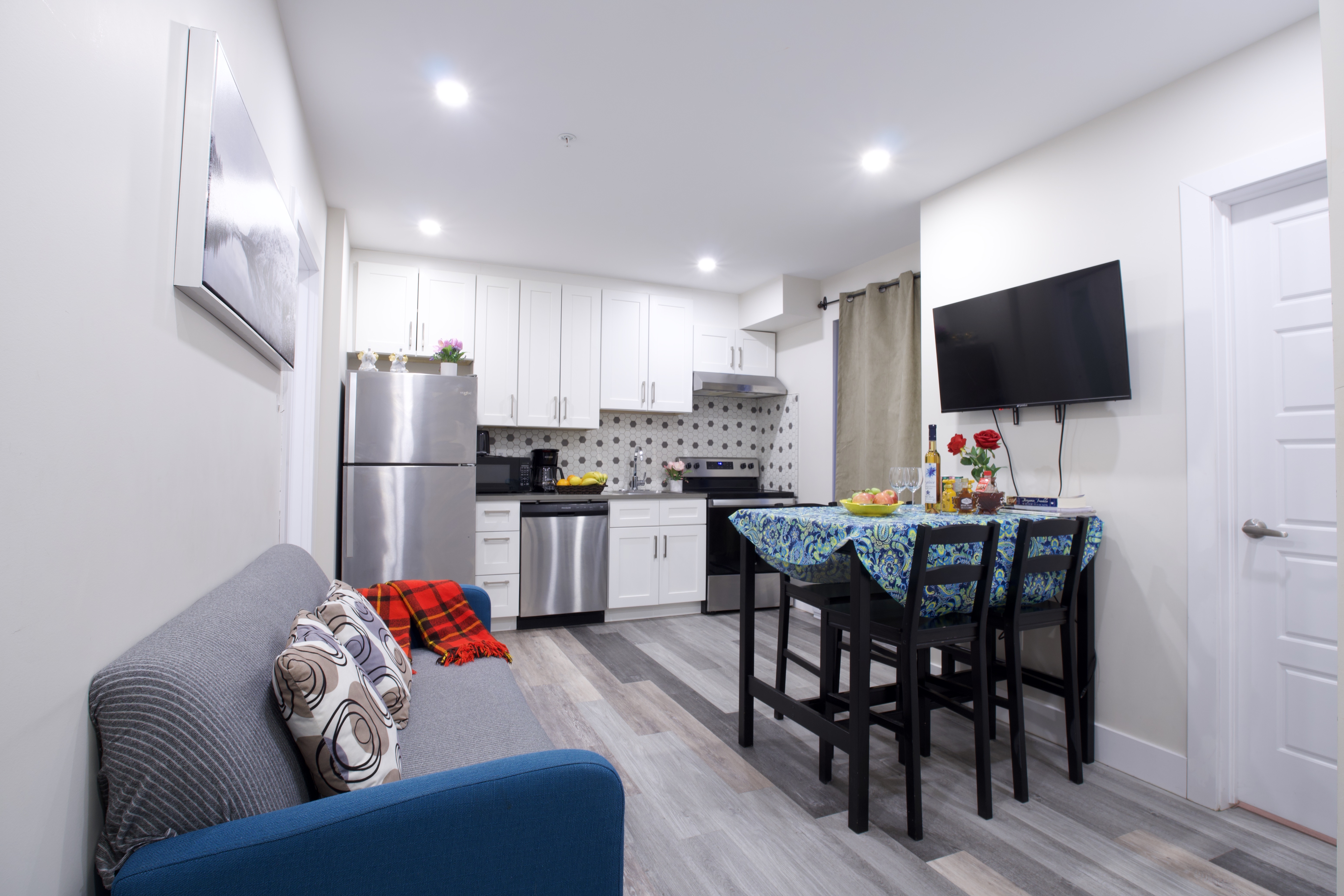 Cozy stays near Metro Decarie 206 Entire apartment