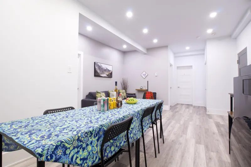 Warm satys Decarie 404 Central location - Montreal - 3
