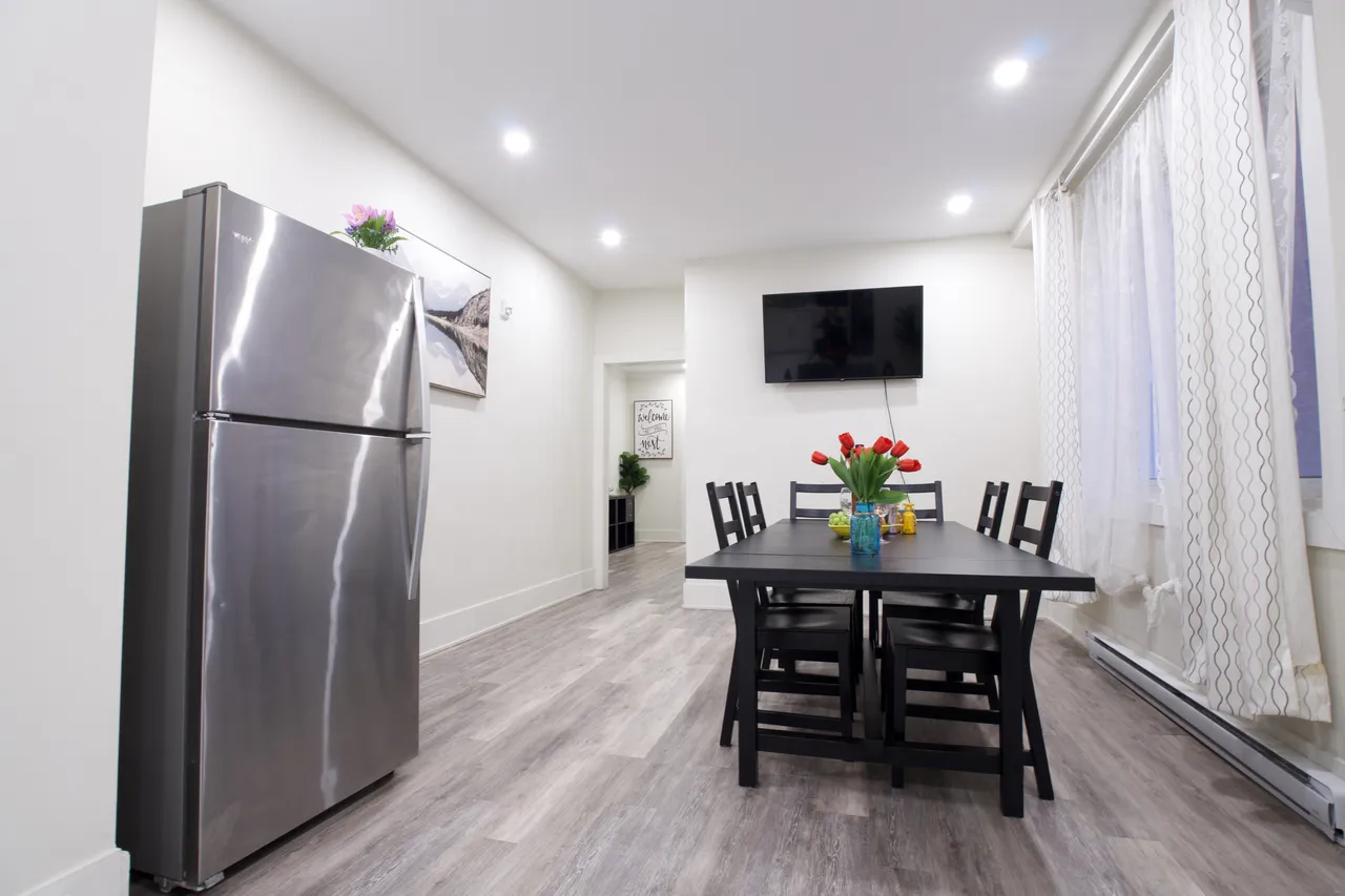 Decarie 201 Family rental + Garage parking - 5