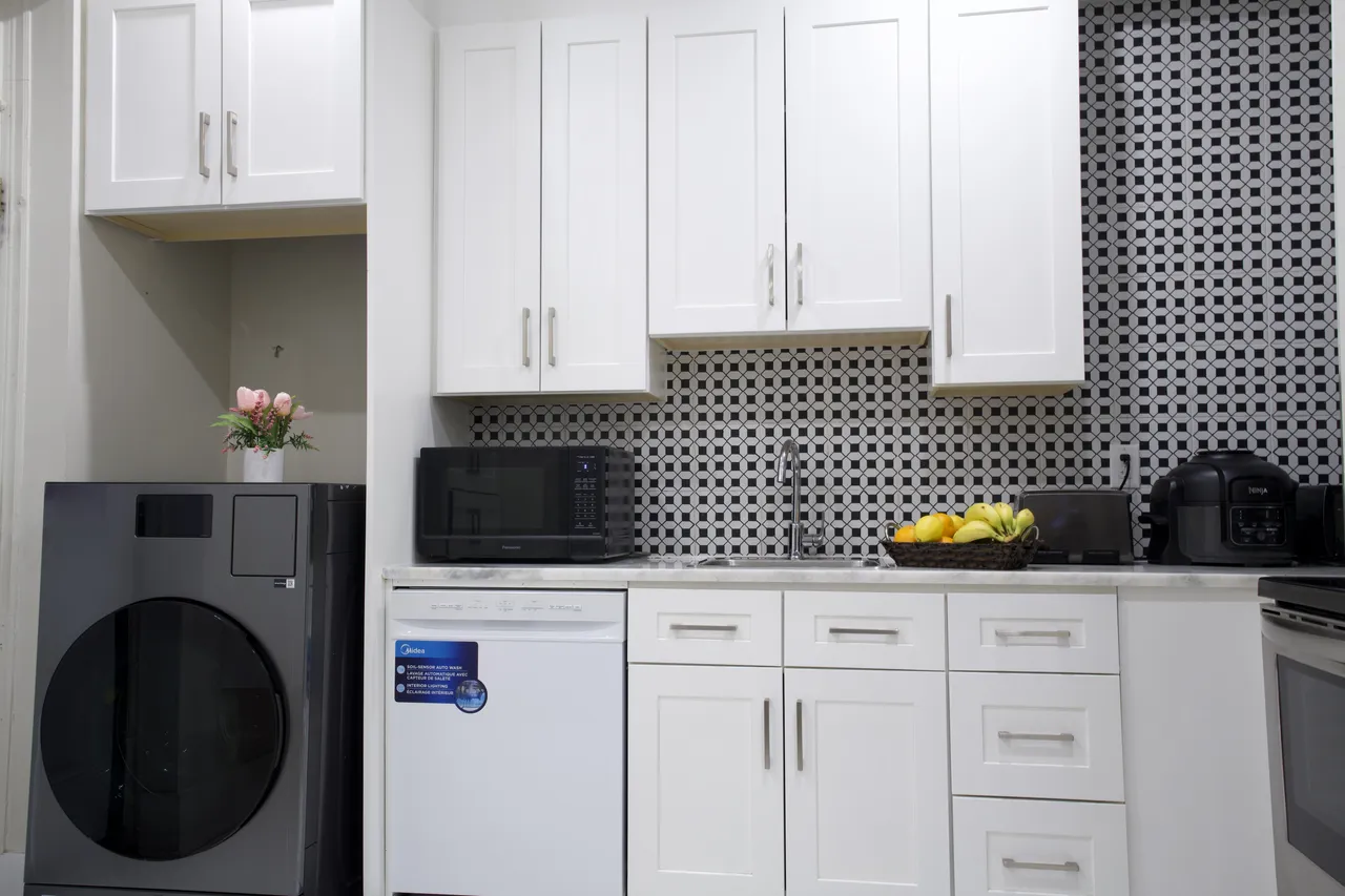 Decarie 201 Family rental + Garage parking - 3