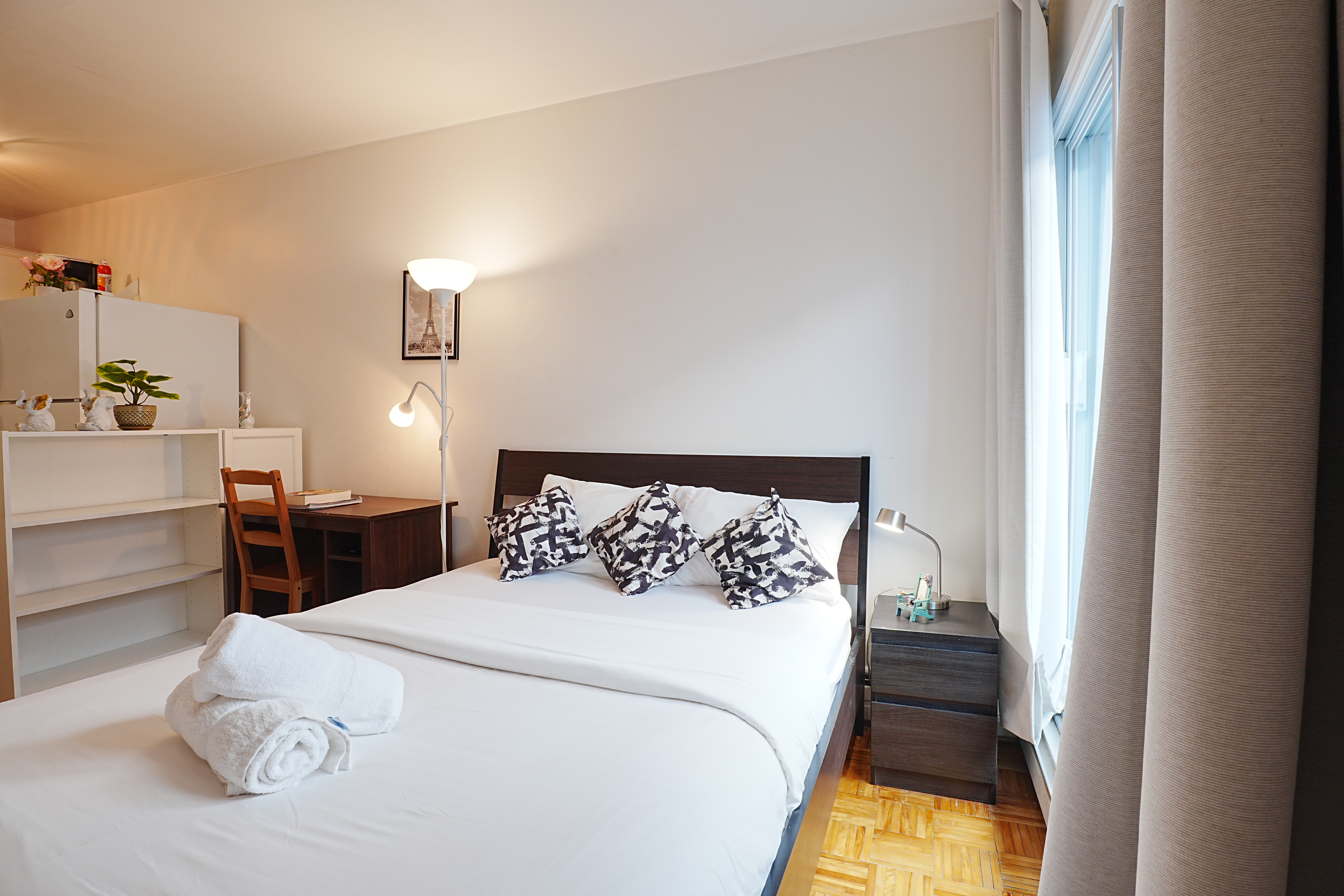 Warm near city center and Metro St-Denis 310